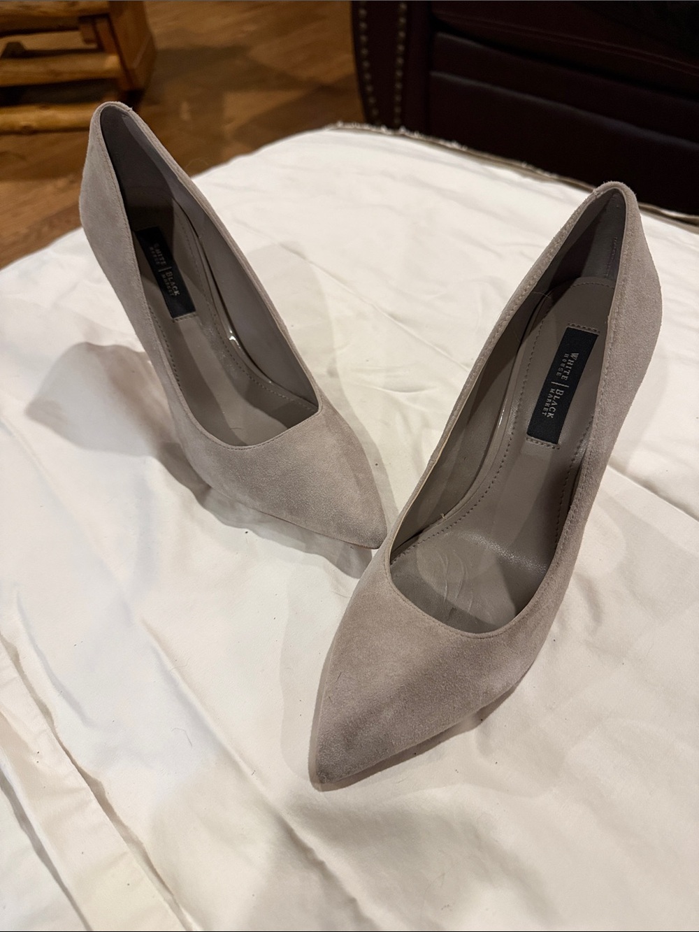 White House Black Market Gray Suede Pointed-Toe Pumps sz 8